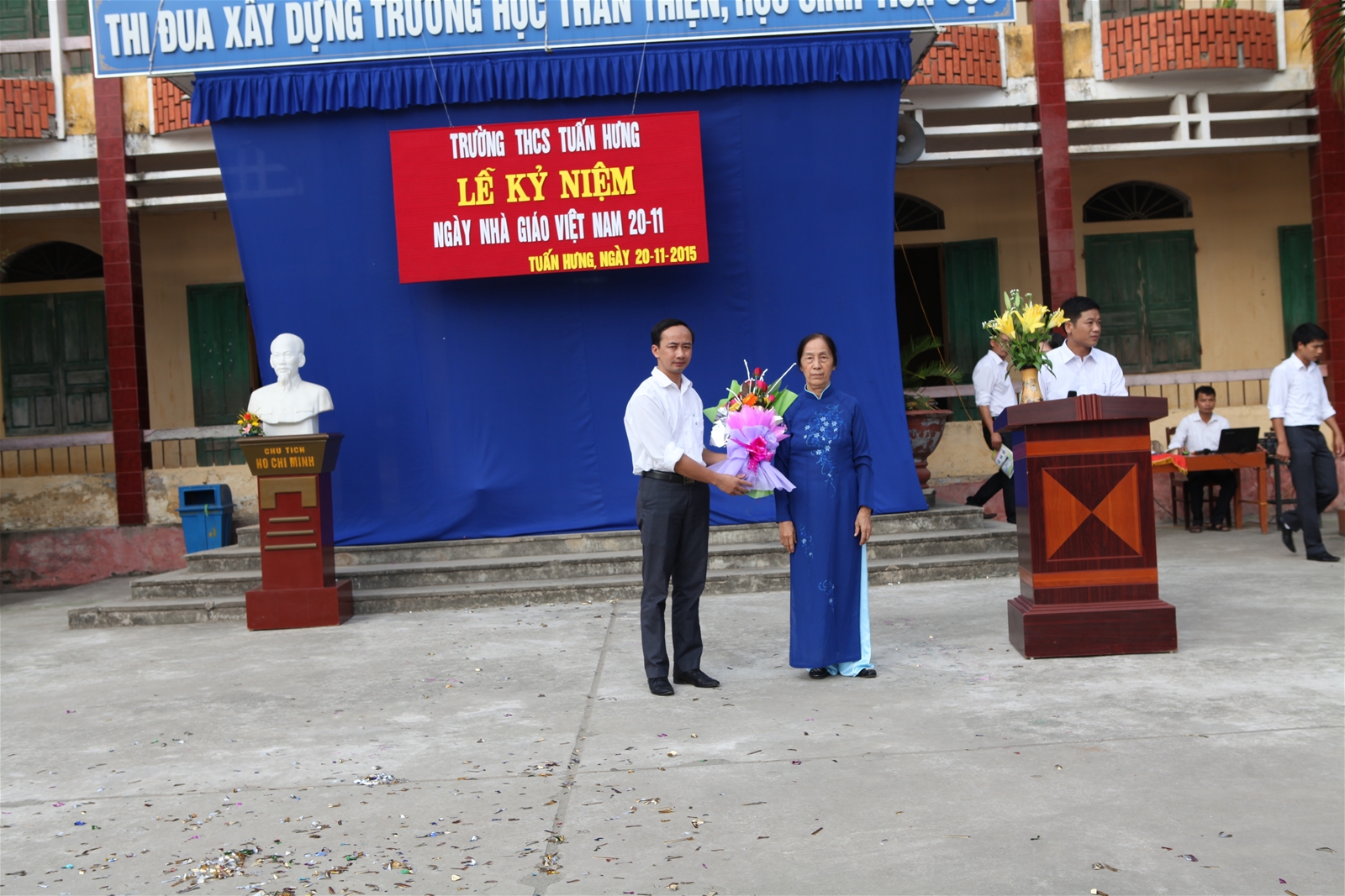 Bà Vũ Thị Sâm - Nguyên Hiệu trưởng nhà trường tặng hoa chúc mừng.